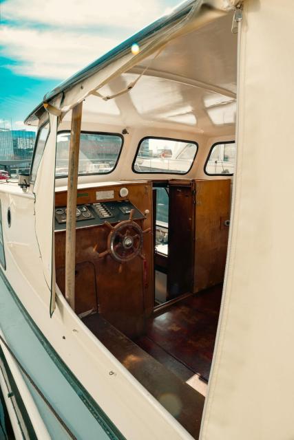 Local houseboat city center 'Capella'