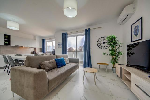 Beautiful 2bdr apt in Sliema with city views