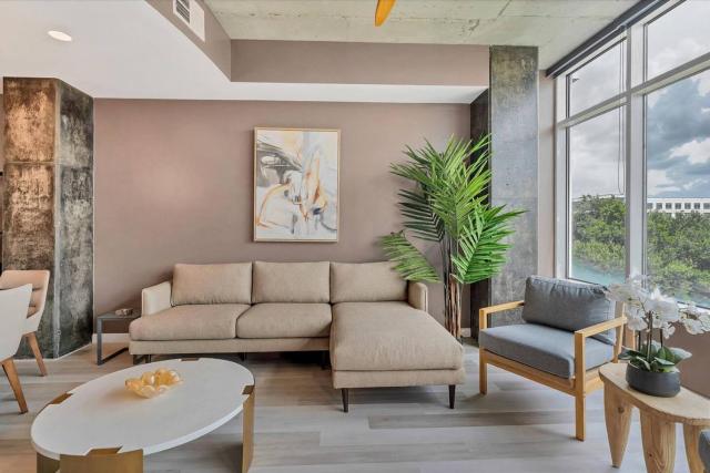 Spacious Apartment Masterfully Decorated