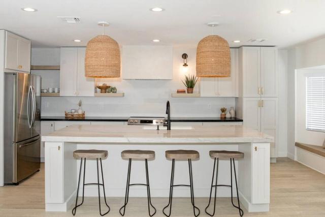 Modern home w heated pool & outdoor kitchen