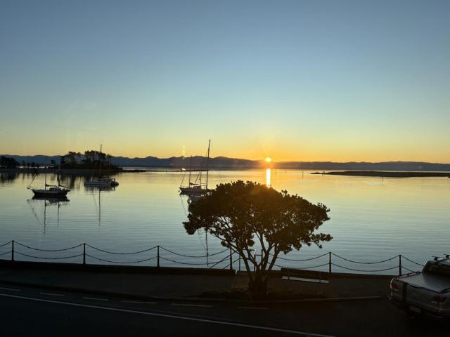 Nelson Harbour Light Waterfront Apartment
