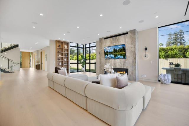 Amestoy Modern