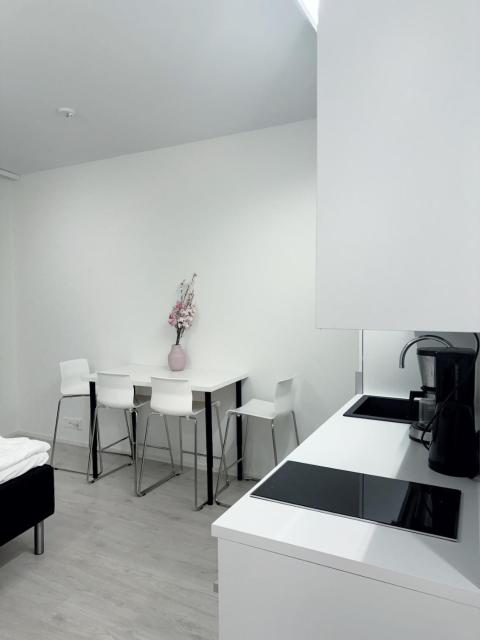 Super Cozy Studio ONLY Steps from Metro & REDI! SELF CHECK-IN!
