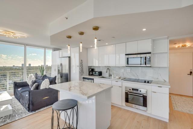 Elegant Condo w/ Stunning Views in Dtwn Hollywood