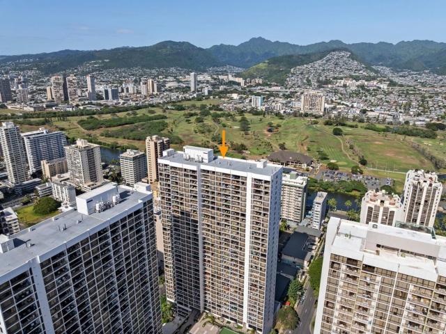 Newly Renovated Waikiki Banyan 1 bedroom w Parking