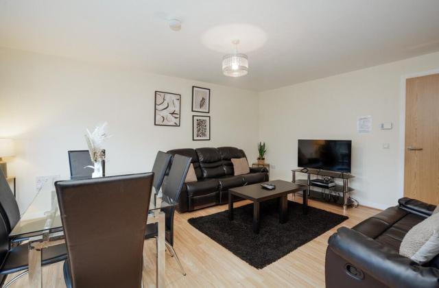 2BR Apartment with Parking Near Southside and Queens Park