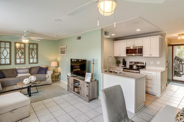 Golf Course Views! Couple's Retreat in Diamondhead