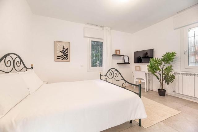 Free Parking and 4 bedrooms by Antoleo