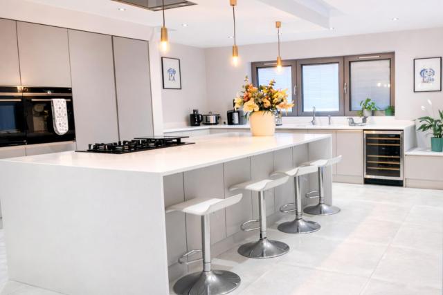 GARNET, 3br large home, NR RAF, Pet friendly