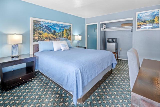 Bluebird Day Inn & Suites
