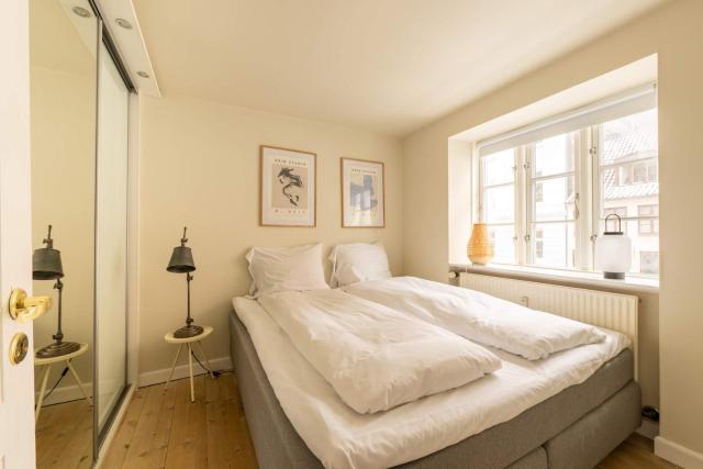Bright Stay for Two Near Metro & City Sights