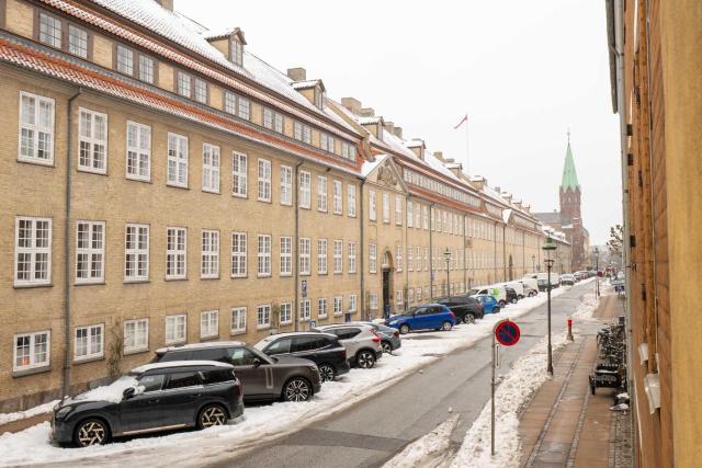 Bright Stay for Two Near Metro & City Sights