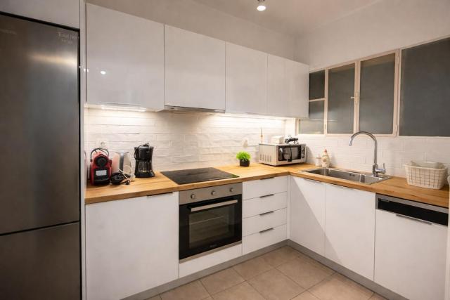 Boutique 52sq apt PLAKA (ΑΤΗ city) w/dream patio