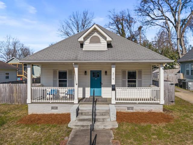 2BR Home with Fenced Backyard, Minutes to Uptown