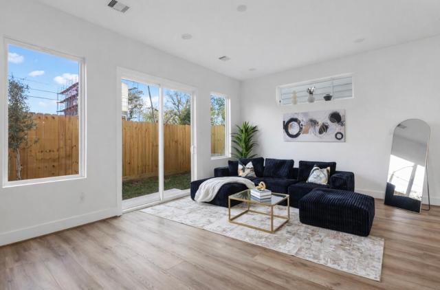 Modern 3 Bedroom 3 Bath Home Near Downtown Houston With Garage