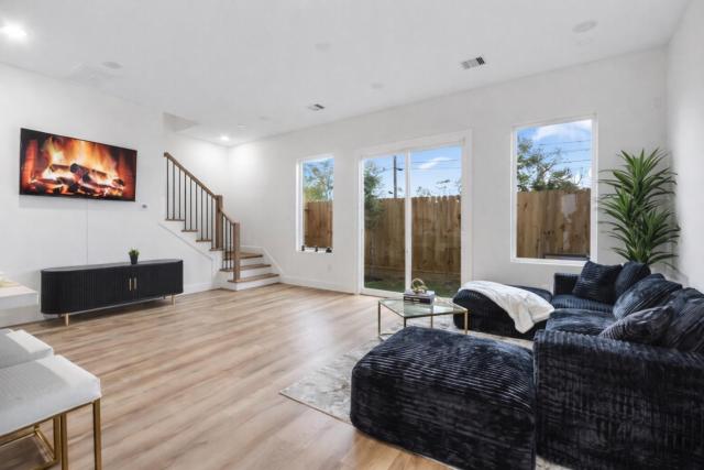 Modern 3 Bedroom 3 Bath Home Near Downtown Houston With Garage