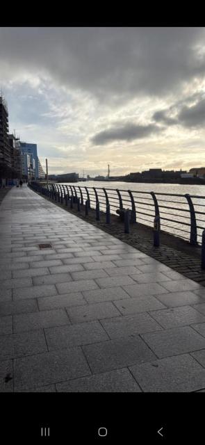 Executive Riverside Stay With Workspace & Fast WiFi