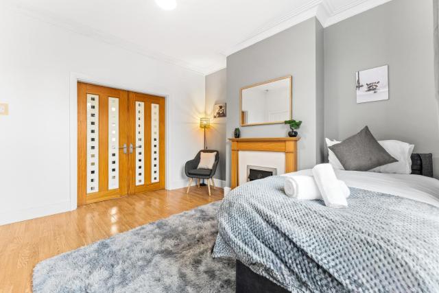 Comfortable 4 Bed Home - Free Parking & Fast WiFi