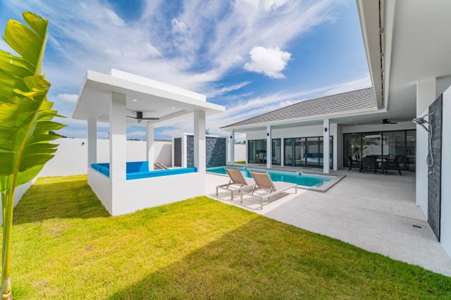 See 8 - 3BR Private Pool 900 m SilverBeach by MO Estate