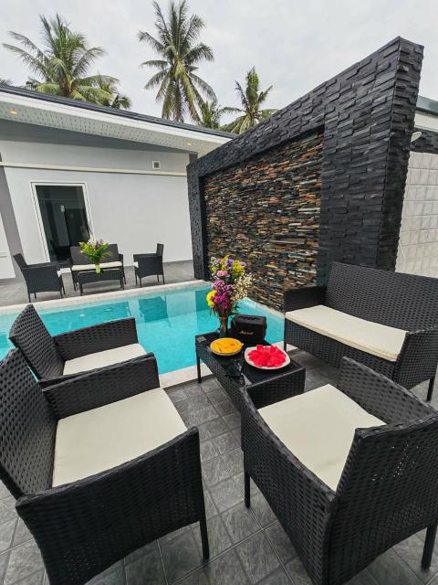 jessi house pool
