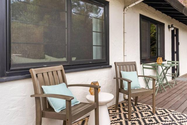 Luxury Flat | Walk to Town | King | AC | Parking