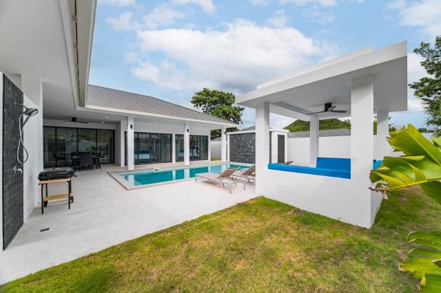 See 22 - 3BR Private Pool Villa 900 m SilverBeach by MO Estate