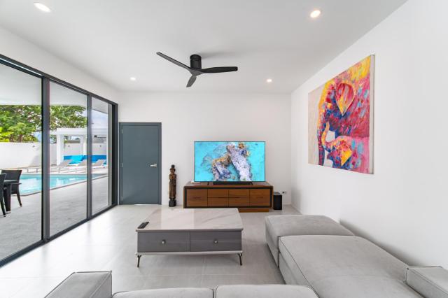 See 22 - 3BR Private Pool Villa 900 m SilverBeach by MO Estate