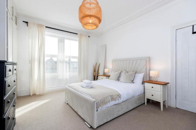 Bright & Comfortable 4-Bed Home 9 mins from Newcastle City Center - Free Parking