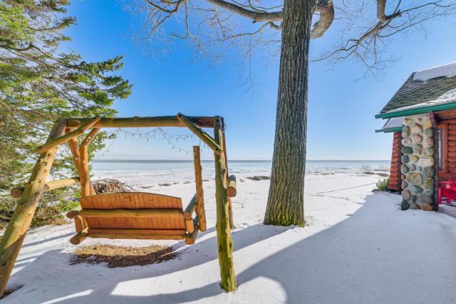 Waterfront Cottage: Family Getaway at Lake Huron!