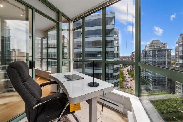 Sub-Penthouse view condo in Downtown