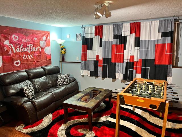 MidwestBNB Room1, quite cabin in the wood vibes
