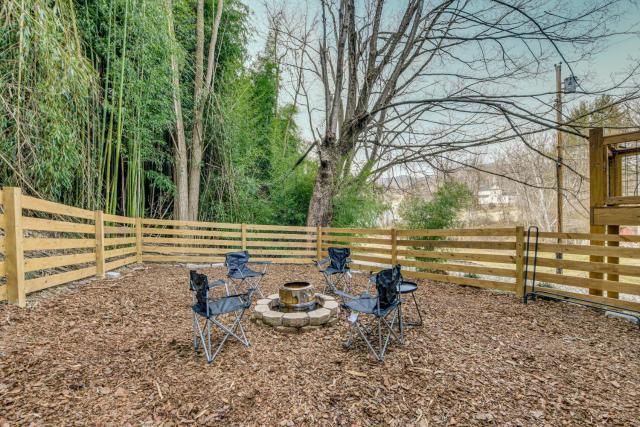 Walk to Main St! Mtn-View Getaway in Waynesville