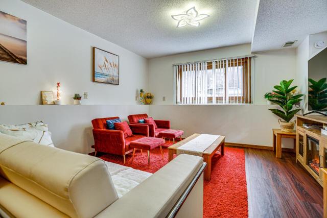 Deck & Outdoor Dining! Spacious St Paul Getaway