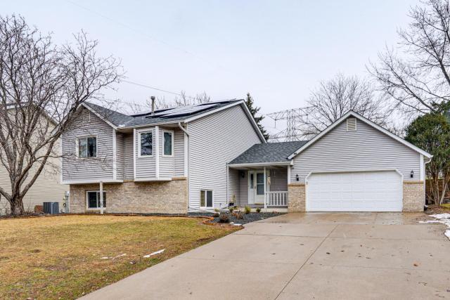 Deck & Outdoor Dining! Spacious St Paul Getaway