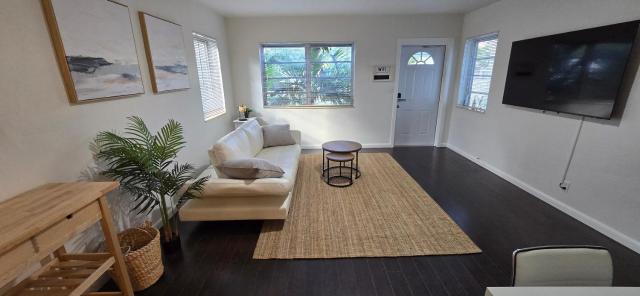 Cozy private 2BR Home with Outdoor space and BBQ grill