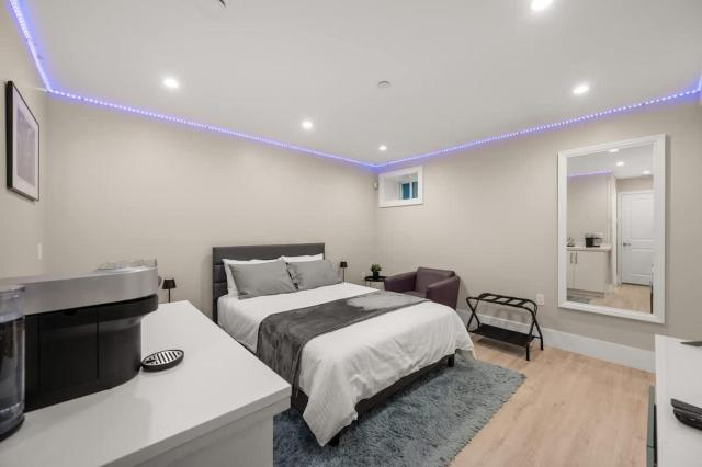 Modern 1 Bed Suite Easy Transit to Downtown and YVR
