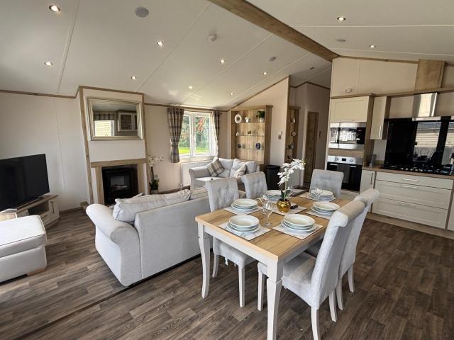 The Retreat 21 Lodge- Hot Tub, pet friendly, WiFi, bath - Golden Palm Resort - Meadow Lakes Caravan & Lodge Hire