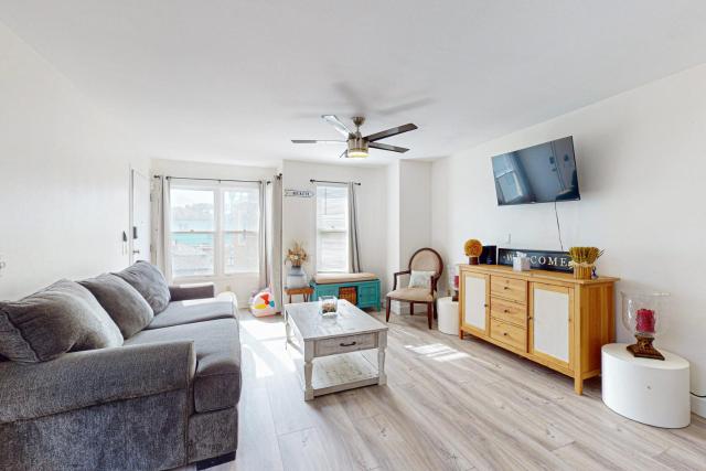 Stroll to Shore + Mission Blvd: Dog-Friendly Home