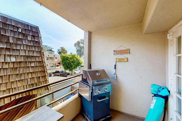 Stroll to Shore + Mission Blvd: Dog-Friendly Home