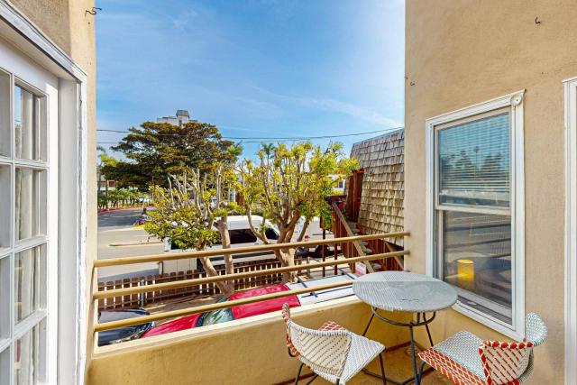 Stroll to Shore + Mission Blvd: Dog-Friendly Home