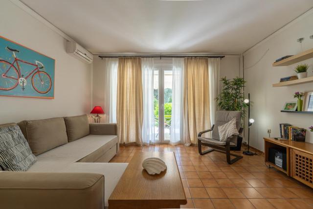 Comfortable garden Apt near Vouliagmeni beach