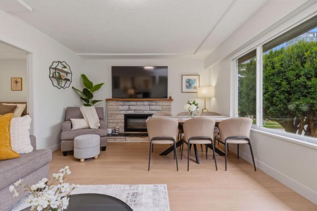 Modern 5Bdrm House, Near Airport Skytrain and Shops