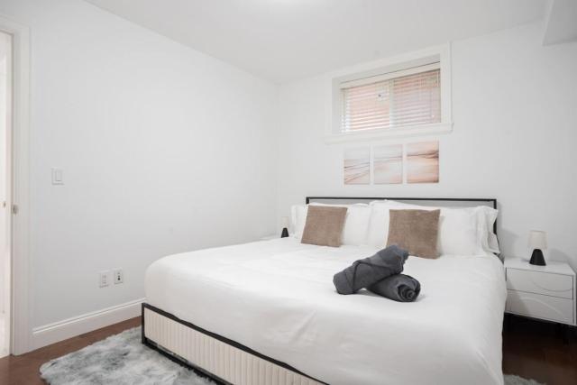Central and Roomy Vancouver 2BR w Laundry and Parking
