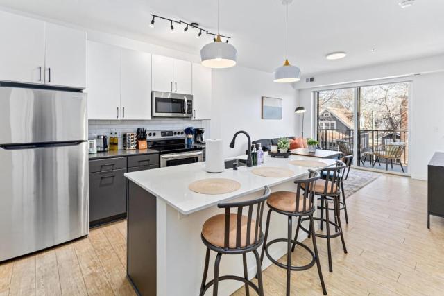 Cozy 2BR Retreat near Downtown