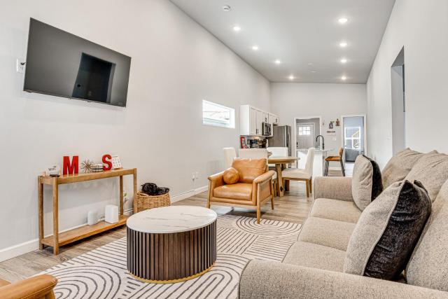 Rooftop Lounge & City Views! 3BR 3 Mi to Dtwn Indy