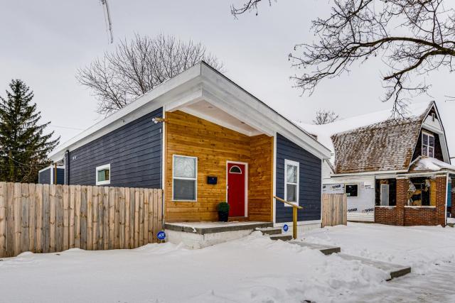 Rooftop Lounge & City Views! 3BR 3 Mi to Dtwn Indy