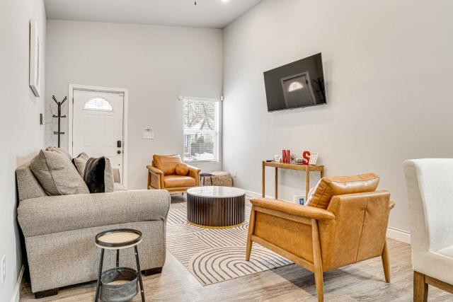Rooftop Lounge & City Views! 3BR 3 Mi to Dtwn Indy