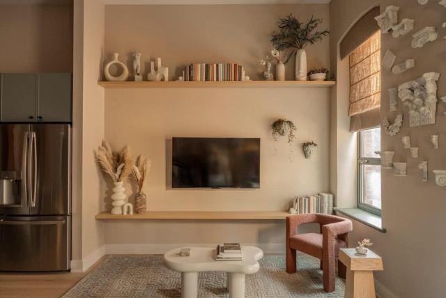 Chic Artisan Loft w Stylish Design - The Sculptor