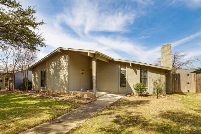 DFW Home Base! Quiet Suburb Stay w/ Yard