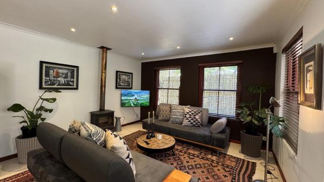 Ommi Hoek Cottage with Wood Fired Hot Tub